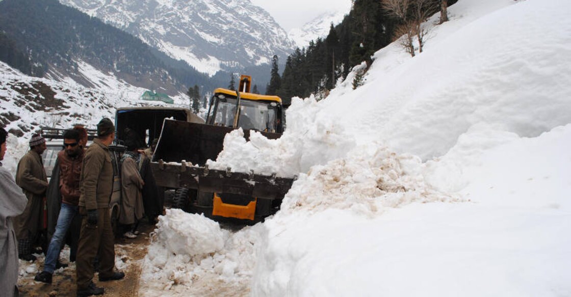 10 missing after avalanche hits Jammu-Srinagar highway 10 missing after avalanche hits Jammu-Srinagar highway