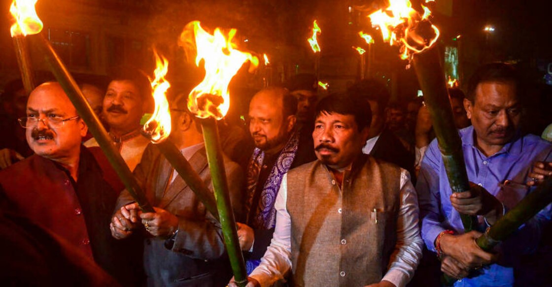 Citizenship bill: protesters again wave black flags at Modi in Assam Citizenship bill: protesters again wave black flags at Modi in Assam