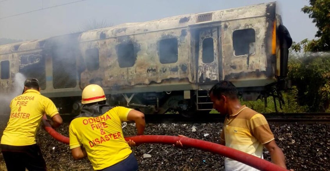 Fire in Bhubaneswar-bound Rajdhani Express, none injured