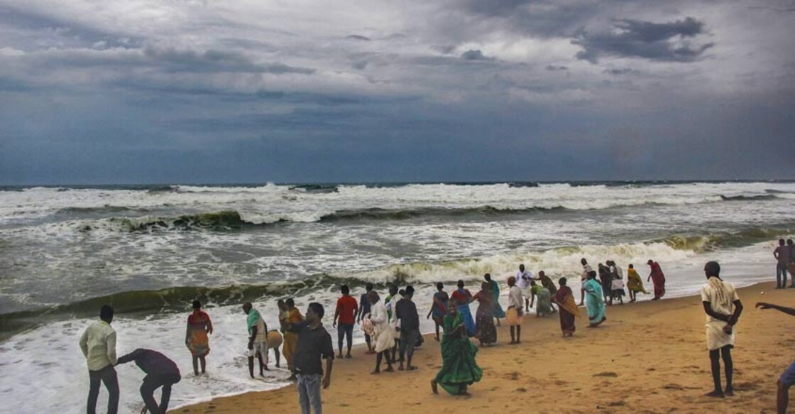 Cyclone Fani to make landfall by afternoon, Odisha coast on high alert Cyclone Fani to make landfall by afternoon, Odisha coast on high alert