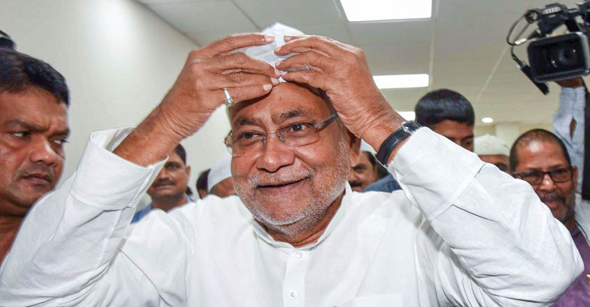Onions thrown towards Nitish at poll rally in Madhubani
