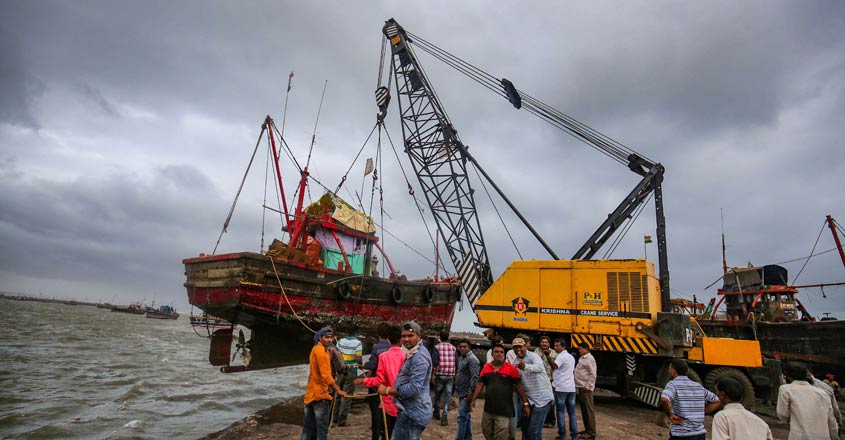 Cyclone Vayu spares Gujarat, changes course towards Oman Cyclone Vayu spares Gujarat, changes course towards Oman