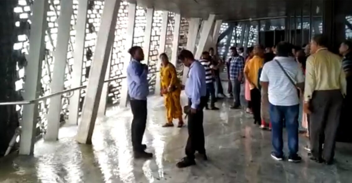 Tourists peeved as viewing gallery of Sardar Patel statue gets soaked in rain Tourists peeved as viewing gallery of Sardar Patel statue gets soaked in rain