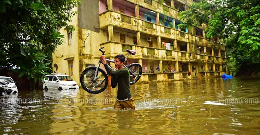 Mumbai: Heavy rains lead to waterlogging, disrupt traffic Mumbai: Heavy rains lead to waterlogging, disrupt traffic