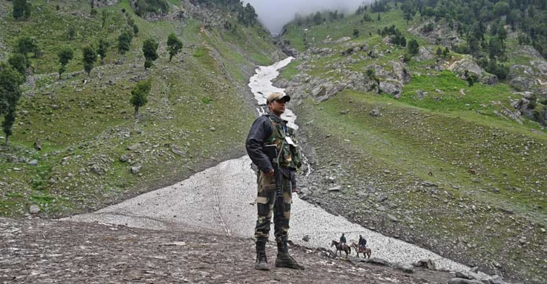 Jammu and Kashmir in panic mode after advisory on Amarnath pilgrims Jammu and Kashmir in panic mode after advisory on Amarnath pilgrims