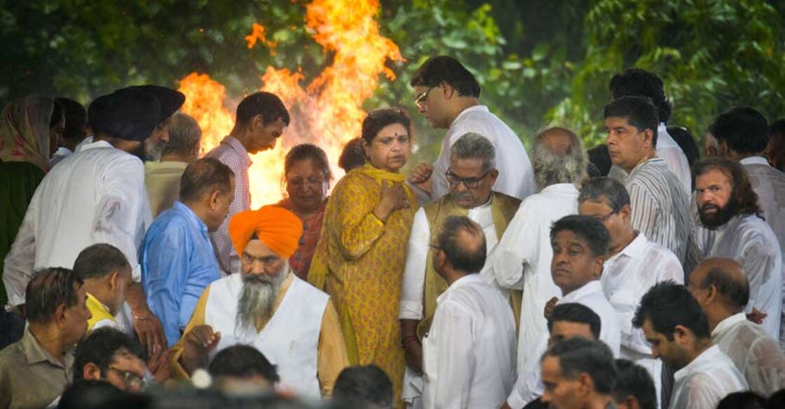 Phones of 11, including Supriyo, stolen at Jaitley's funeral