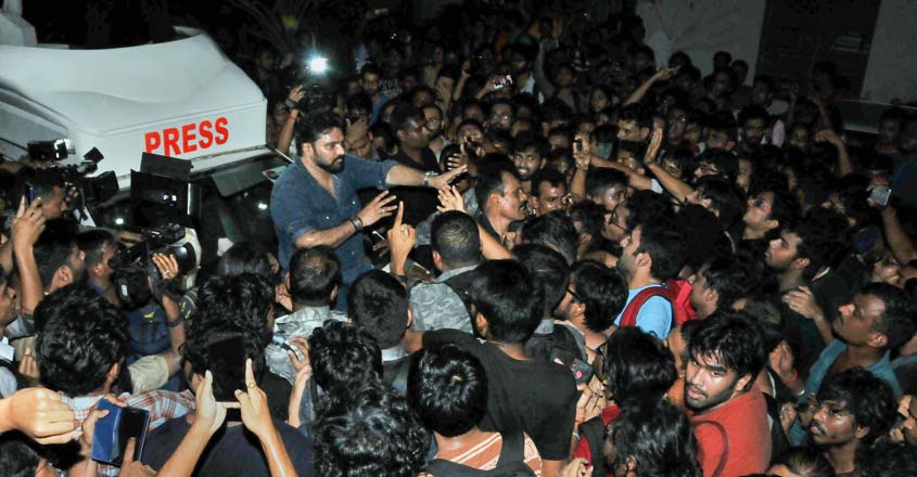 Union minister Babul Supriyo 'heckled' at Jadavpur University Union minister Babul Supriyo 'heckled' at Jadavpur University