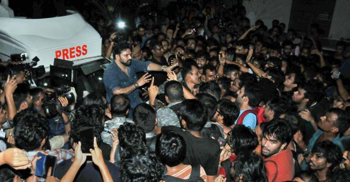 Union minister Babul Supriyo 'heckled' at Jadavpur University