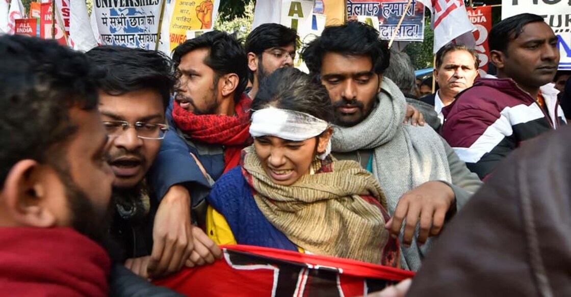 JNU students, marching towards Rashtrapati Bhavan, stopped by Delhi Police JNU students, marching towards Rashtrapati Bhavan, stopped by Delhi Police