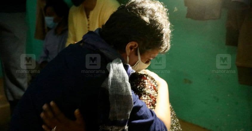Rahul, Priyanka on way to Hathras after high drama, SIT completes probe into Dalit teen's death Rahul, Priyanka on way to Hathras after high drama, SIT completes probe into Dalit teen's death