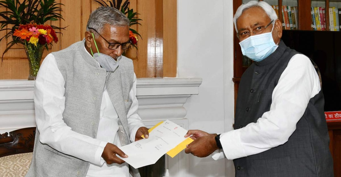 Nitish meets Guv, tenders resignation, recommends dissolution of assembly