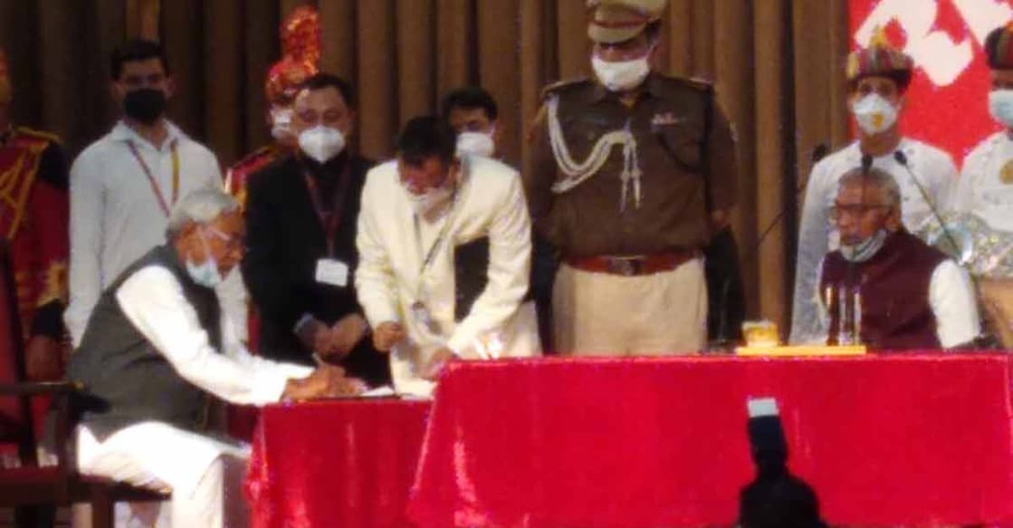 Nitish Kumar takes oath as Bihar CM 