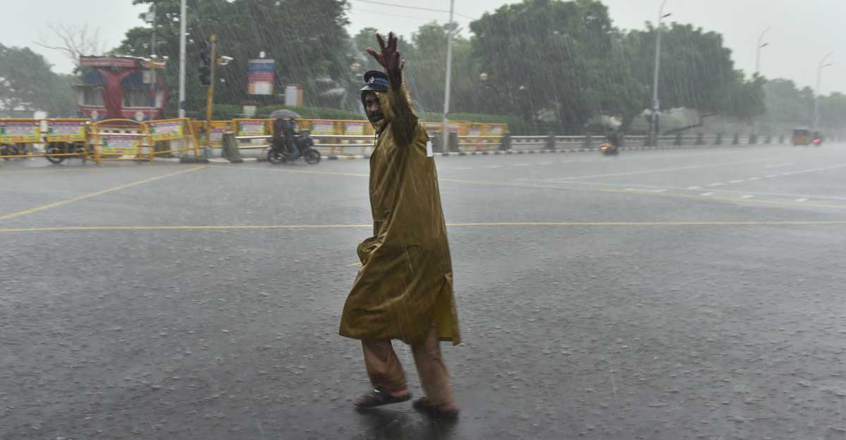 Chennai roads inundated as cyclone Nivar triggers intermittent rain Chennai roads inundated as cyclone Nivar triggers intermittent rain
