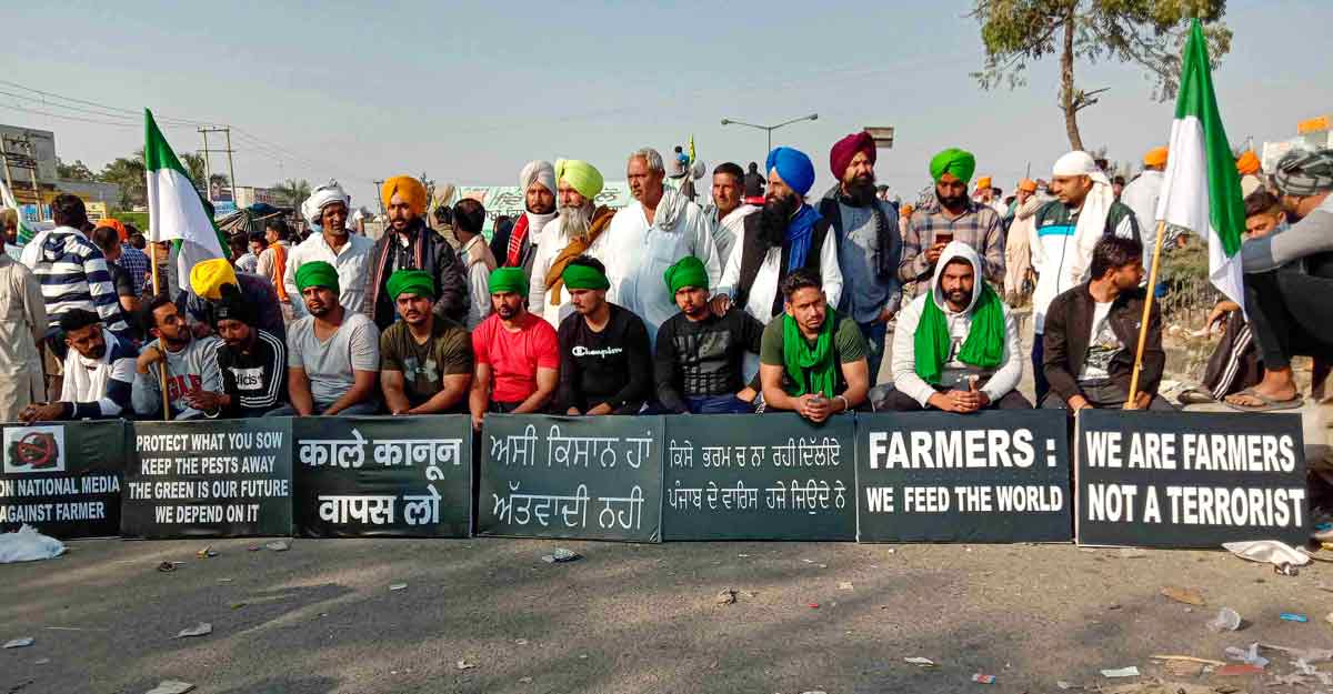Farmers refuse to budge, threaten to block entry points to Delhi Farmers refuse to budge, threaten to block entry points to Delhi