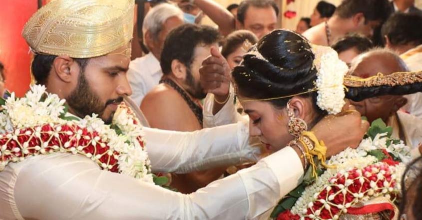 Scores throng Kumaraswamy's son's wedding venue ignoring lockdown norms