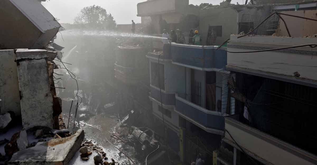 At least 82 dead as Pakistan plane crashes in residential area in Karachi At least 82 dead as Pakistan plane crashes in residential area in Karachi