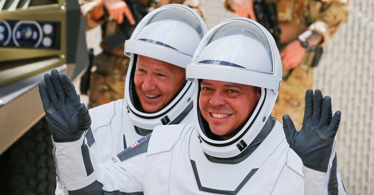 SpaceX's Dragon spacecraft with 2 NASA astronauts successfully docks at ISS SpaceX's Dragon spacecraft with 2 NASA astronauts successfully docks at ISS