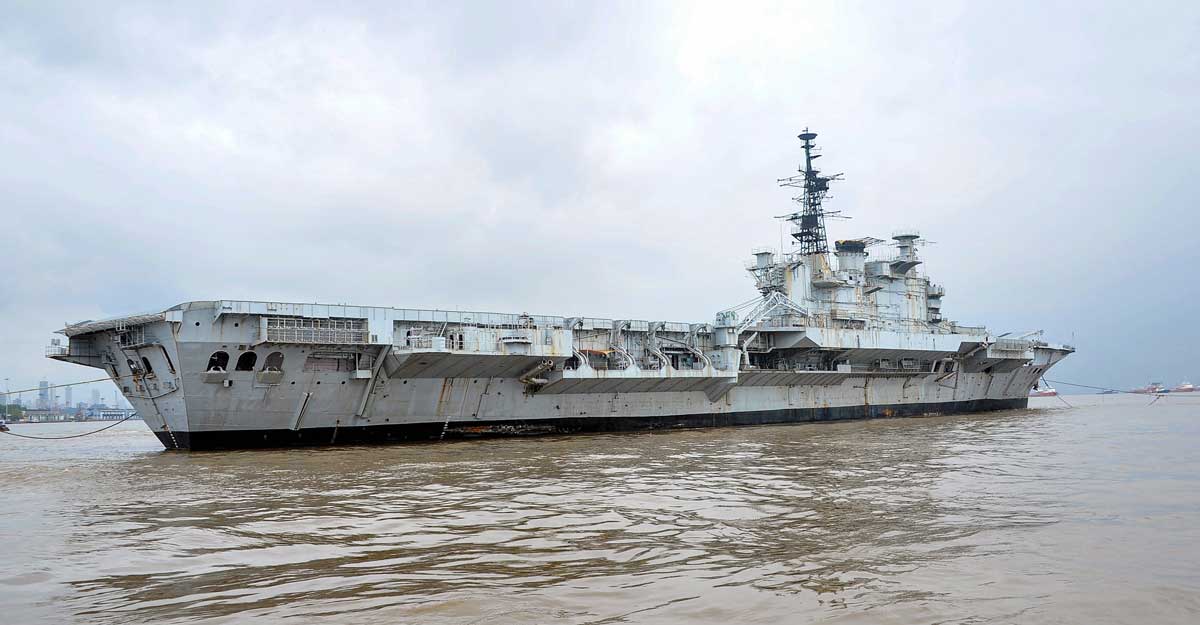 Indian Navy's aircraft carrier 'Viraat' on its final voyage to Gujarat Indian Navy's aircraft carrier 'Viraat' on its final voyage to Gujarat