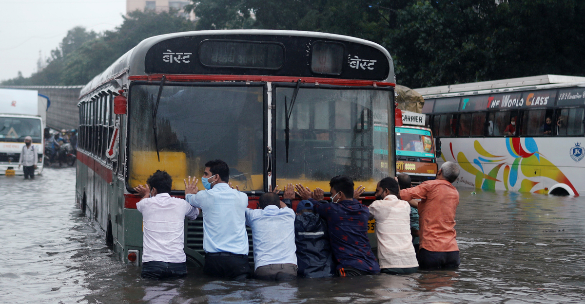 Mumbai: Heavy rains lead to waterlogging, disrupt traffic Mumbai: Heavy rains lead to waterlogging, disrupt traffic
