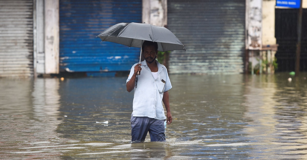 Mumbai: Heavy rains lead to waterlogging, disrupt traffic Mumbai: Heavy rains lead to waterlogging, disrupt traffic