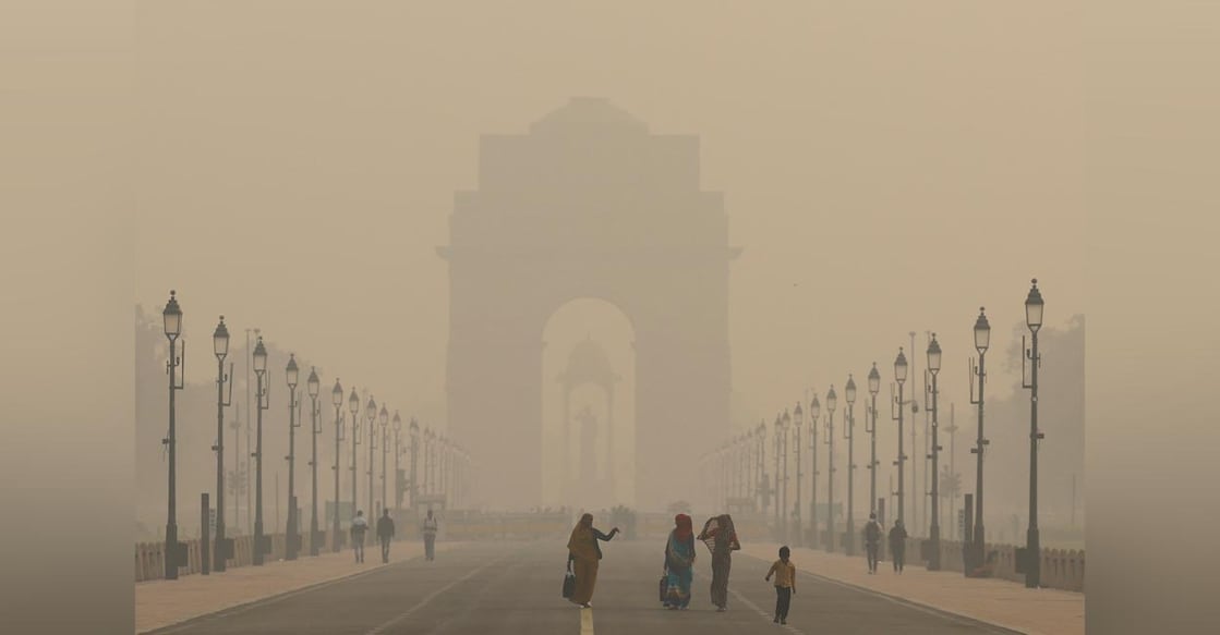 Women walk on a road near India Gate as the sky is enveloped with smog after Delhi's air quality worsened due to air pollution, in New Delhi, India, November 19, 2024. REUTERS/Anushree Fadnavis