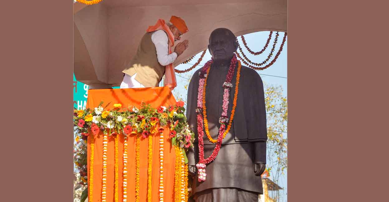 PTI03_04_2022_000183B Prime Minister Narendra Modi pays tribute to a statue of Sardar Vallabhbhai Patel, before a roadshow for the seventh and last phase of UP Assembly elections, in Varanasi district, Friday, March 4, 2022. Photo: PTI