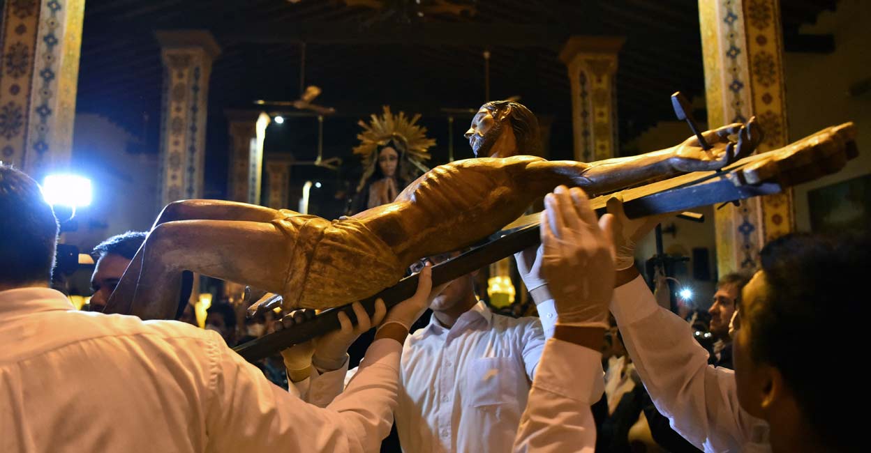 Catholic faithful participate in a Good Friday procession commemorating the passion and death of Christ, in Tañarandy, San Ignacio Guazu, in the Paraguayan southern department of Misiones, on April 15 2022. Photo: Norberto Duarte/AFP