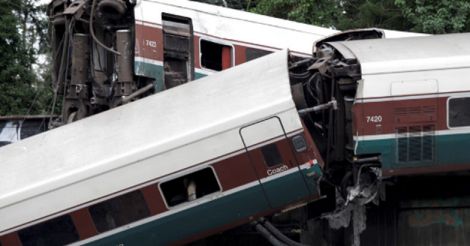 Amtrak train derails in Washington, 3 killed