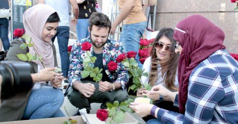 Muslims hand out 3,000 roses at London Bridge after attack