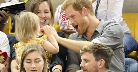 Will you dare to steal prince Harry's popcorn? This little girl did | Video