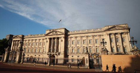 Woman tries to scale gates of Buckingham Palace, arrested