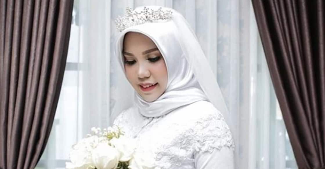 After fiance dies in plane crash, woman dresses up in wedding gown alone