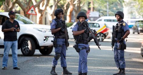  Zuma crisis: S African police raid Gupta home