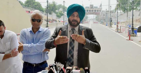 People targeting Sidhu doing disservice to peace: Imran Khan People targeting Sidhu doing disservice to peace: Imran Khan