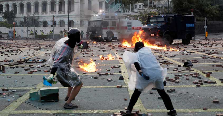 Hong Kong police threaten to use live bullets as standoff with protesters escalates Hong Kong police threaten to use live bullets as standoff with protesters escalates