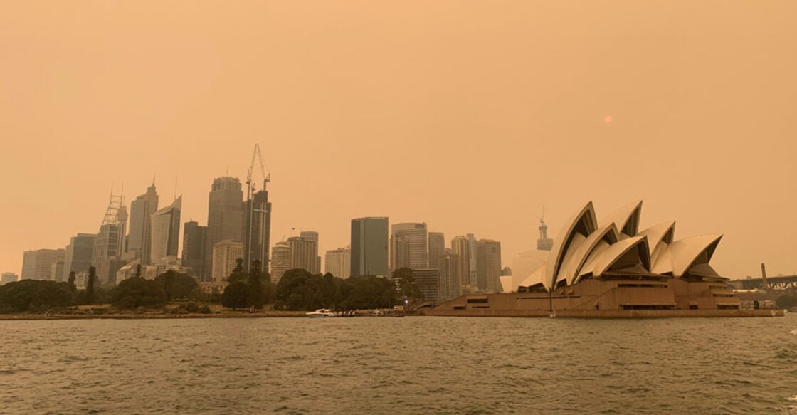 Giant blaze in Australia blankets Sydney in hazardous smoke
