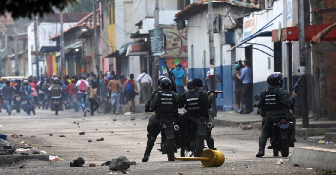 Venezuela aid convoy moves to Colombia border, troops fire tear gas