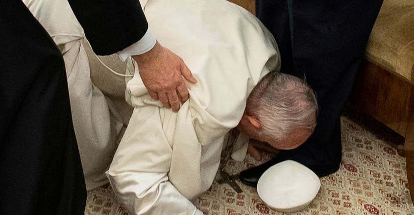Pope kisses feet of South Sudan leaders, urging them to keep peace