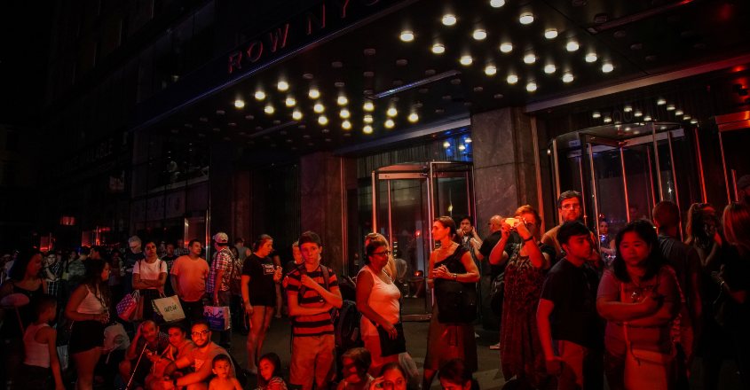 Parts of Manhattan plunge into darkness after transformer blast Parts of Manhattan plunge into darkness after transformer blast