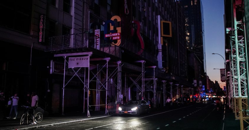 Part of Manhattan Parts of Manhattan plunge into darkness after transformer blastlunged into darkness, utility says restoring power Part of Manhattan Parts of Manhattan plunge into darkness after transformer blastlunged into darkness, utility says restoring power