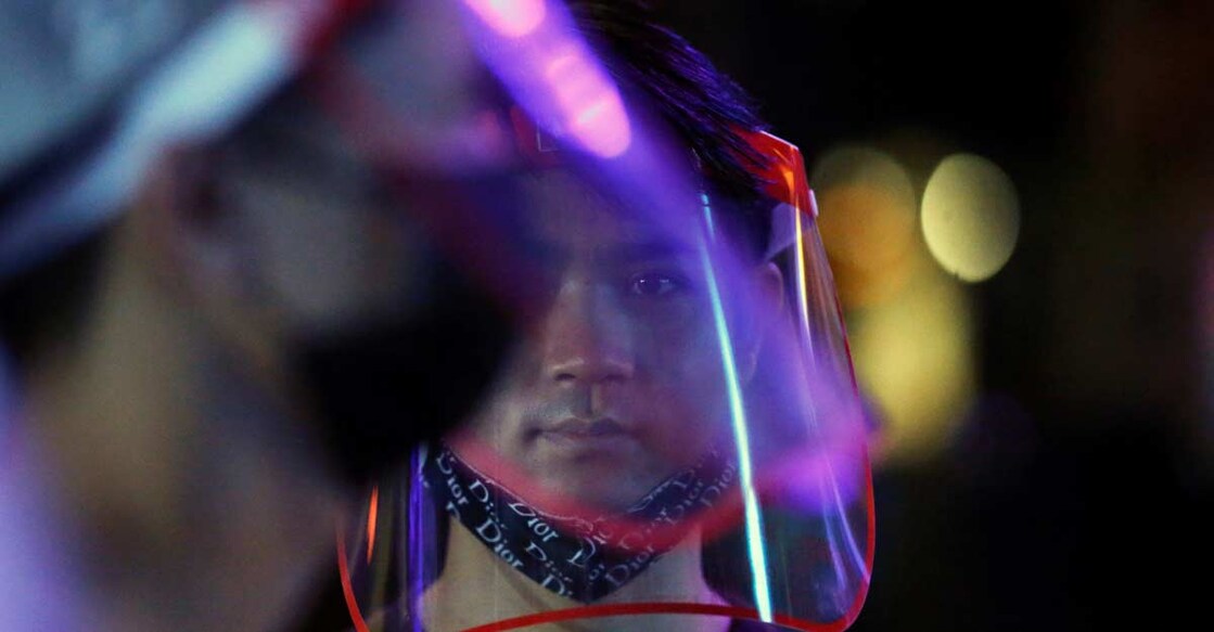 New Year Waiters wear face shields as they wait for customers on New Year's Eve during the coronavirus disease (COVID-19) outbreak, in Bangkok, Thailand December 31, 2020. REUTERS/Soe Zeya Tun