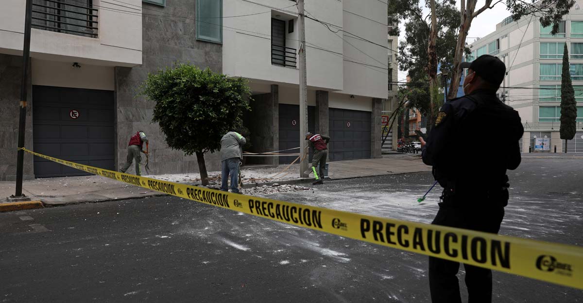 Powerful earthquake shakes southern Mexico, five dead Powerful earthquake shakes southern Mexico, five dead