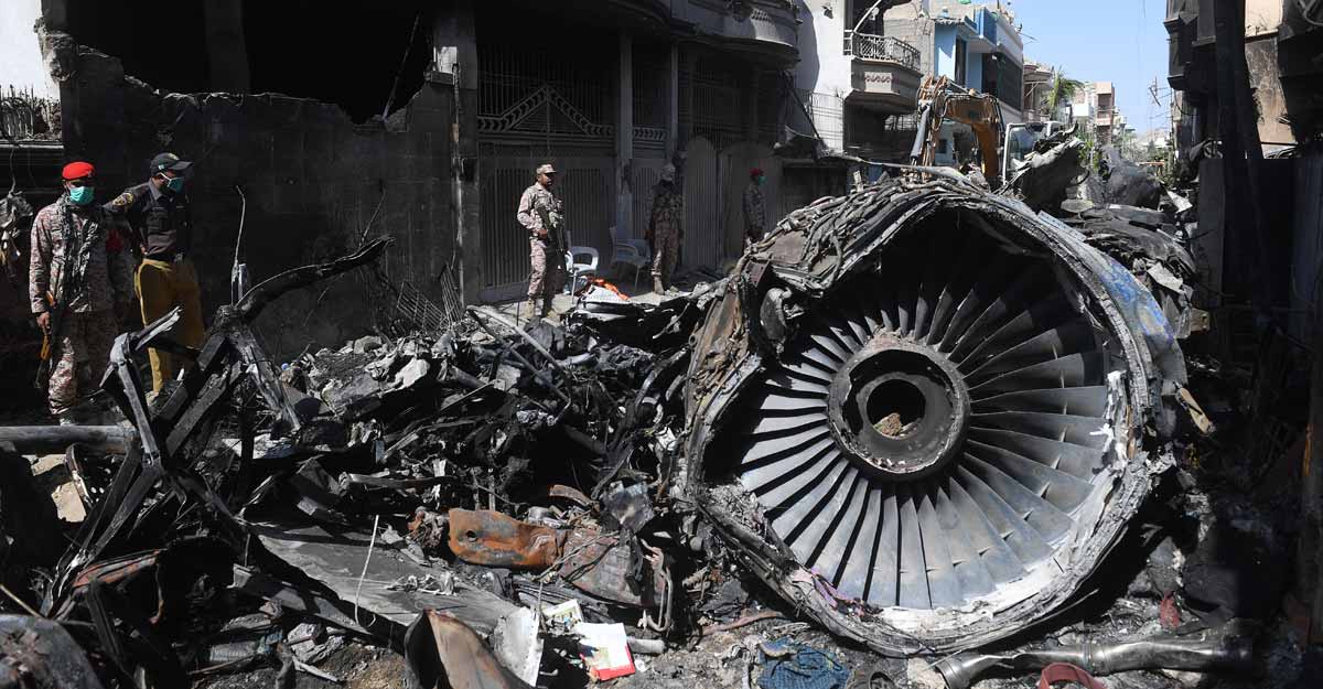 Pilots 'overconfidence', 'lack of focus' caused Karachi plane crash: Pakistan Pilots 'overconfidence', 'lack of focus' caused Karachi plane crash: Pakistan