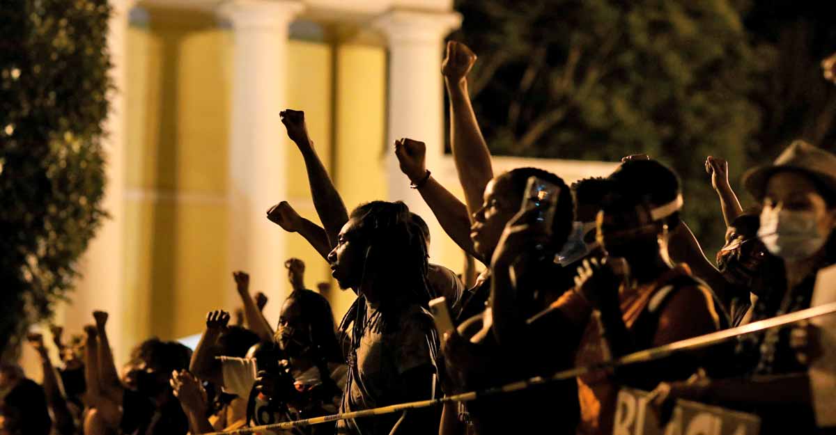 Thousands pay tribute to George Floyd as pressure mounts for US police reform Thousands pay tribute to George Floyd as pressure mounts for US police reform