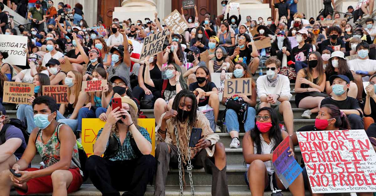 Thousands pay tribute to George Floyd as pressure mounts for US police reform Thousands pay tribute to George Floyd as pressure mounts for US police reform