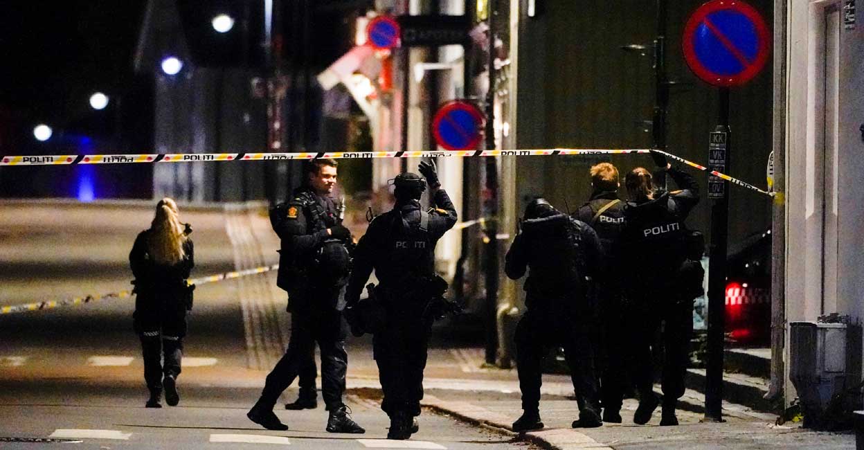 Norway Police officers investigate after several people were killed and others were injured by a man using a bow and arrows to carry out attacks, in Kongsberg, Norway, October 13, 2021. Hakon Mosvold/NTB/via Reuters