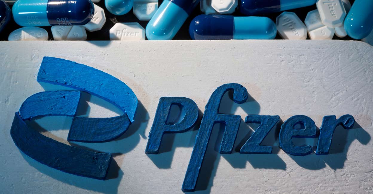 A 3D printed Pfizer logo is placed near medicines from the same manufacturer in this illustration taken September 29, 2021. Photo: REUTERS/Dado Ruvic