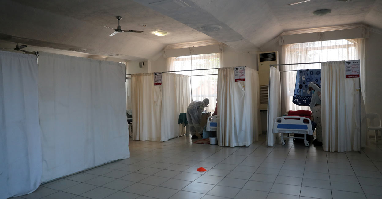 HEALTH-CORONAVIRUS-BRITAIN-VARIANT Healthcare workers assist patients being treated at a makeshift hospital run by charity organisation The Gift of the Givers, during the coronavirus disease (COVID-19) outbreak in Johannesburg. Photo: Reuters/Sumaya Hisham