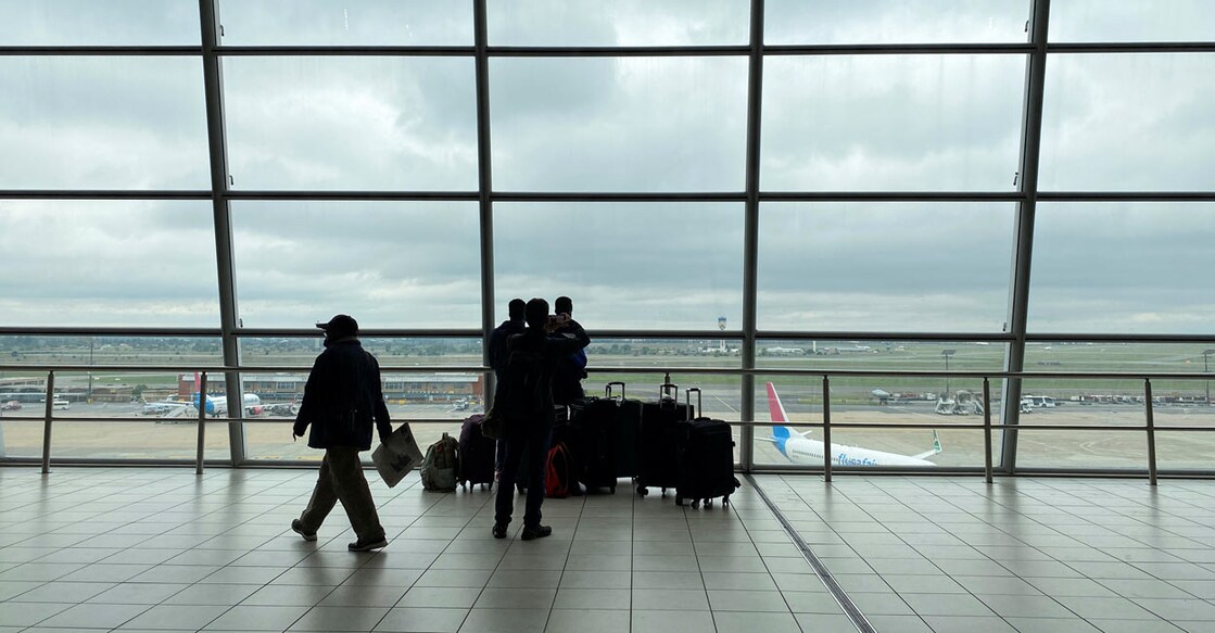 Passengers wait to board flights, amidst the spread of the new SARS-CoV-2 variant, at OR Tambo International Airport in Johannesburg, South Africa, November 27, 2021. Photo: REUTERS/ Sumaya Hisham