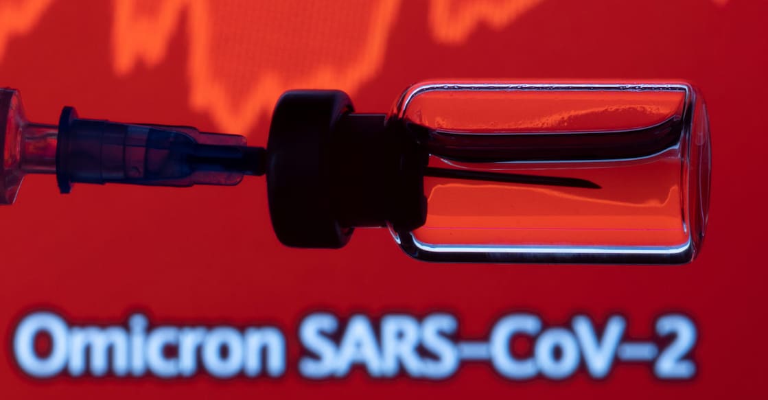 A vial and a syringe are seen in front of a displayed stock graph and words "Omicron SARS-CoV-2" in this illustration taken, November 27, 2021. Photo: REUTERS/Dado Ruvic/Illustration